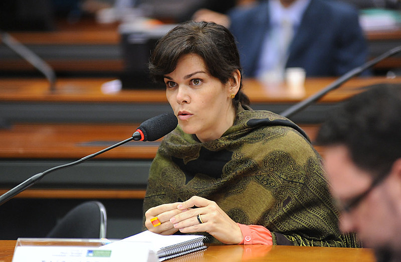 "Temos mais de 4700 emissoras comunitárias que cumprem um papel de comunicação pública que as rádios e TVs comerciais não querem cumprir"