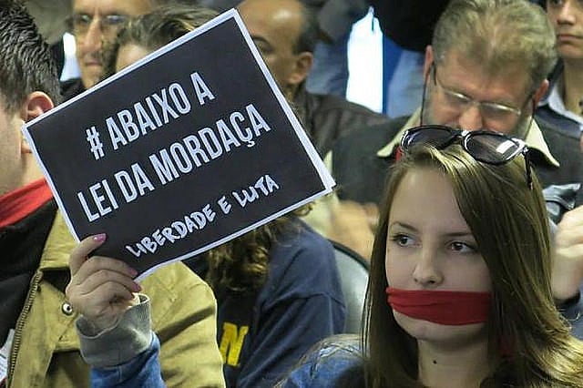 Em contraposição a um projeto de emancipação humana, segue-se a ideologia envolta no Projeto de Lei “Escola Sem Partido”