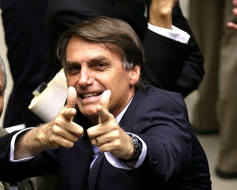 "Pense bem sobre os seus direitos à saúde, educação pública e o direito a um mínimo de dignidade na aposentadoria", alerta economista