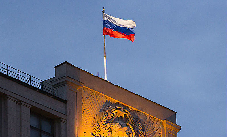 A foice e o martelo, ícones máximos da União Soviética, sob a bandeira pan-eslava, símbolo da Rússia independente, simbolizam o sincretismo político de Putin.