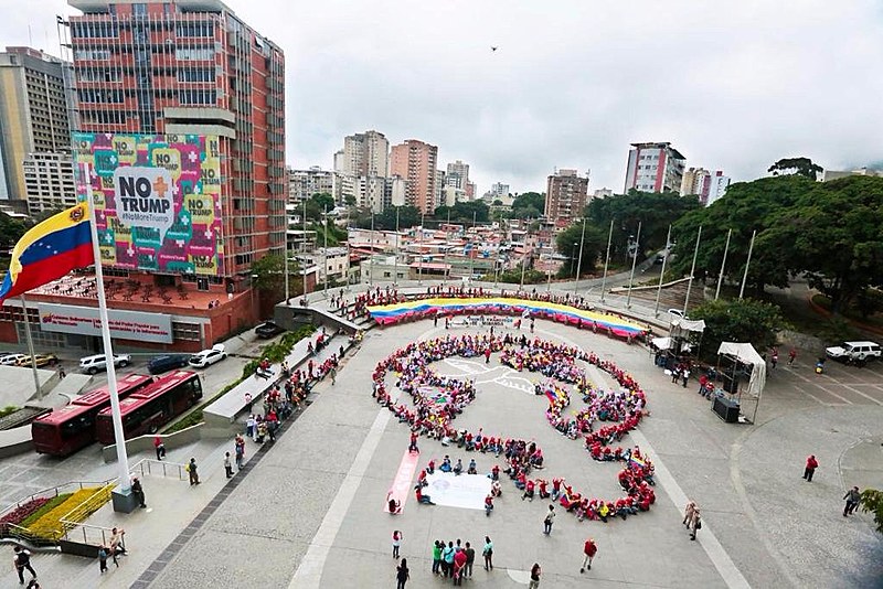 Mulheres ocuparam as ruas do centro de Caracas em ato que entregou 13,2 milhões de assinaturas da campanha "No Más Trump"
