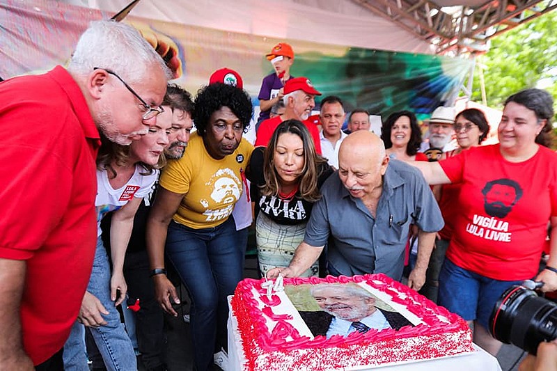 "Parabéns para você" teve participação de familiares de Lula e lideranças políticas