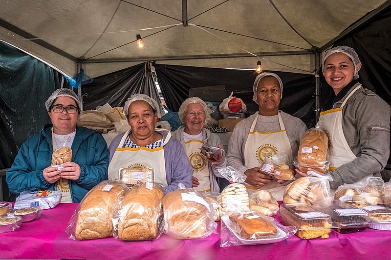 A Associação das Padarias e Cozinhas Comunitárias também tem um espaço na feira, onde são comercializados pães, bolos, doces e salgados