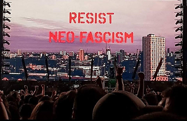 Ex músico de la banda inglesa Pink Floyd, Roger Waters manifiesta su apoyo a la democracia y repudio al fascismo durante show