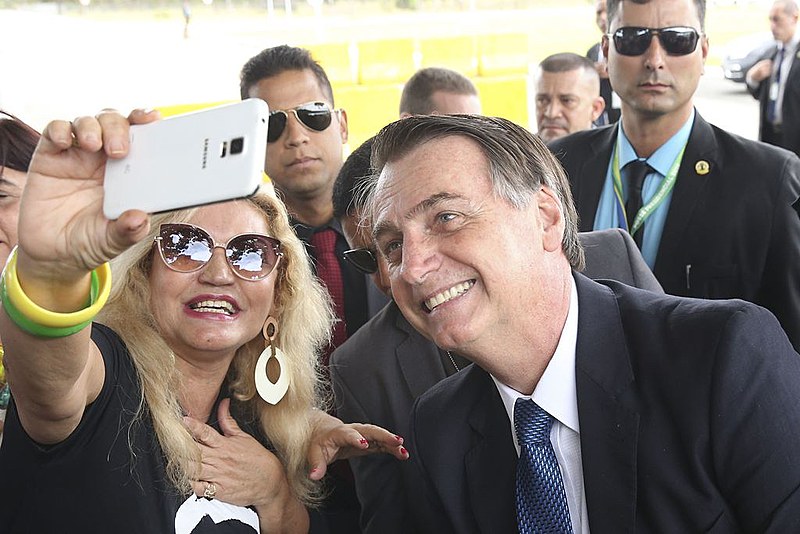 "Se você optou por Bolsonaro pensando em livrar o país da corrupção, por favor me dê licença que preciso rir."