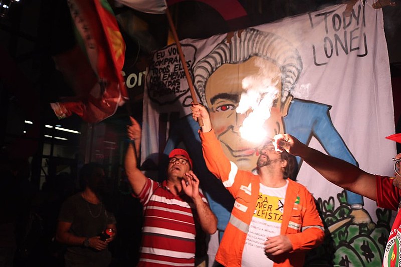 Em São Paulo, manifestantes acompanharam a votação no Plenário da Câmara através de telão.