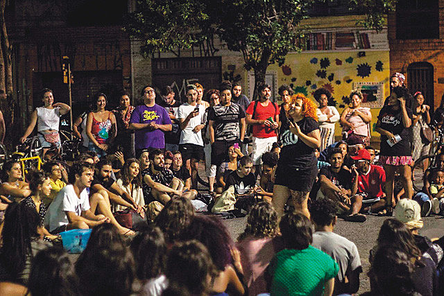 A Slammaster Bruna Ancelmo explica que o SLAM é um espaço de fala e de escuta onde os jovens se expressam
