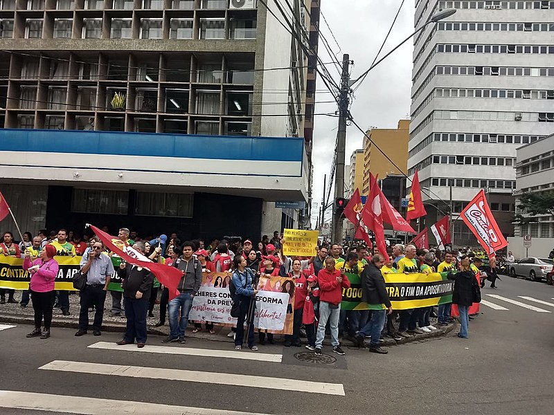 Ato encerrou-se com abraço simbólico ao redor do INSS