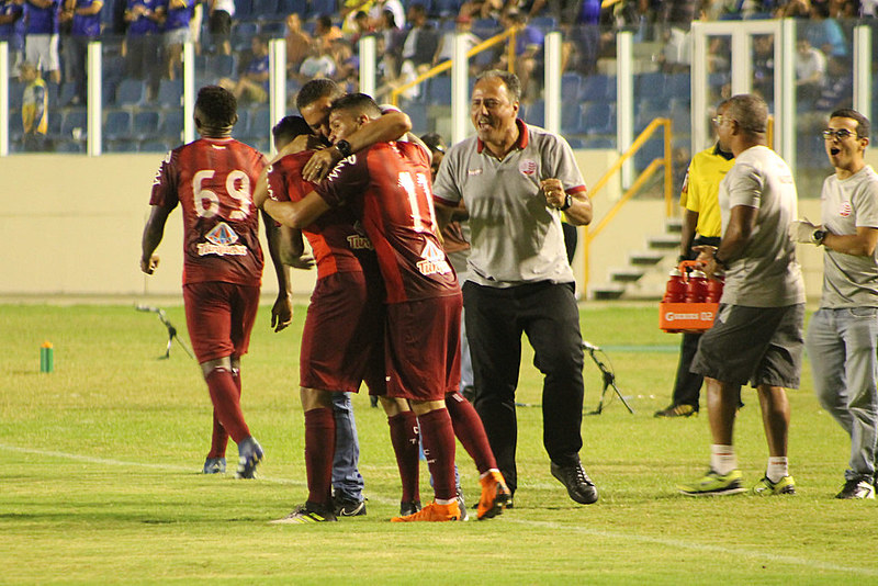 O objetivo hoje é  garantir as 2 primeiras colocações, a fim de ter a vantagem de decidir em casa o acesso de divisão.
