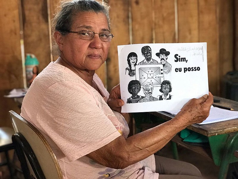 “Agora posso ler, e não preciso mais ficar soletrando. Minha autoestima aumentou muito, sabe?”, diz dona Matilde, uma das formandas