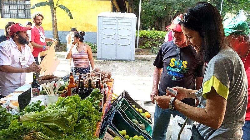 Paulistanos destacam variedade e preço justo dos produtos da reforma agrária vendidos no Parque da Água Branca