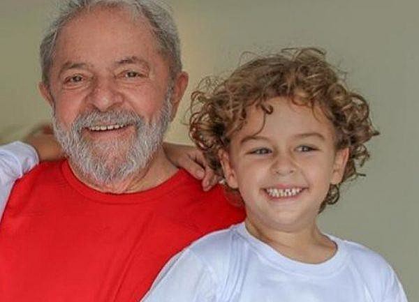 Lula com Arthur, que faleceu aos 7 anos devido a uma meningite meningocócica
