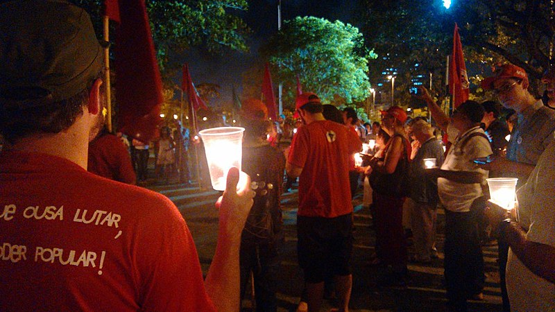 Mais de 100 pessoas se reuniram no Monumento Tortura Nunca Mais em solidariedade ao MST.