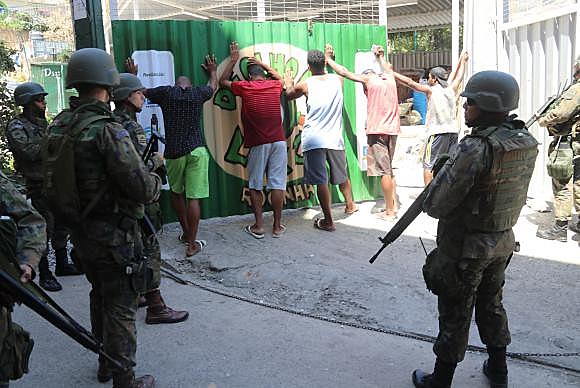 Moradores da Rocinha são revistados por militares do Exército