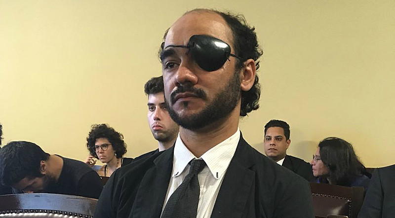 Sérgio Silva usou um tampão de pirata no julgamento, símbolo da campanha Piratas Urbanos