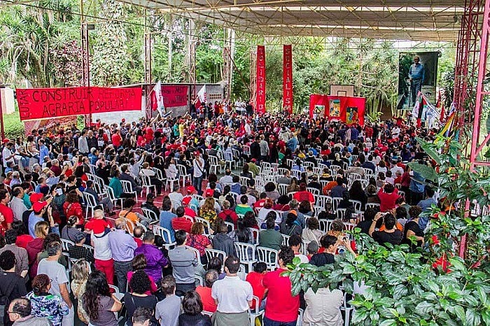 A atividade conta com a participação do ex-presidente Lula, parlamentares, representantes de movimentos populares, sindicatos e militantes