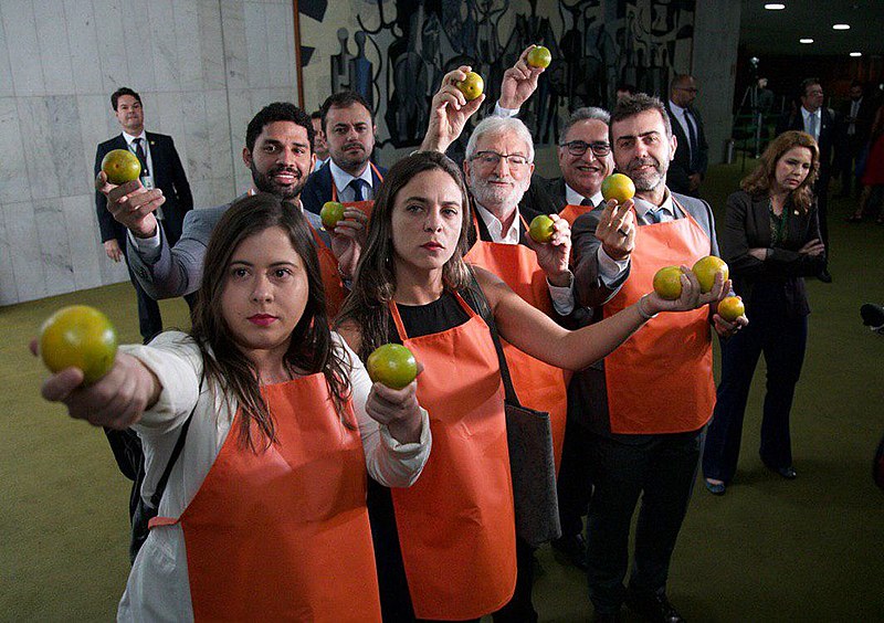 Oposição recebe Bolsonaro com laranjas, durante a chegada dele ao Congresso, no dia 20 de fevereiro.