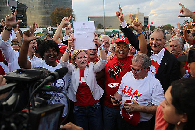 Senator Gleisi Hoffmann (center) holds Lula’s registration as a candidate in Brazil’s 2018 presidential election