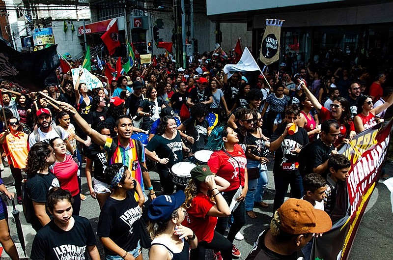 A aula é aberta ao público e tem início às 9h da manhã, na Praça do Ferreira.