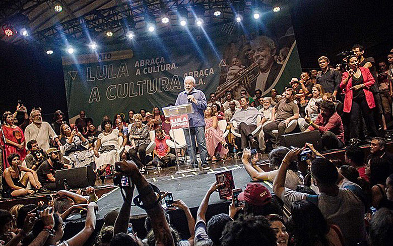 Circo Voador lotado recebeu ex-presidente Lula: "não poderia fechar o ano sem vir ao RJ agradecer aos artistas cariocas"