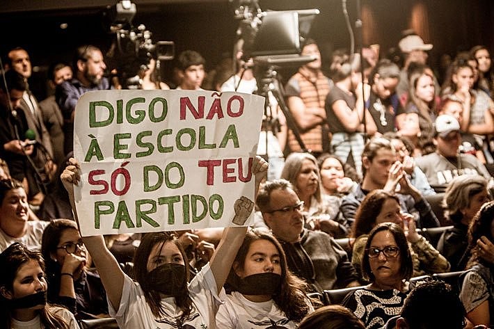 "No dia 26 de abril de 2019, Bolsonaro e o Ministro da educação, Abraham Weintraub, anunciaram mais um ataque à filosofia e sociologia"