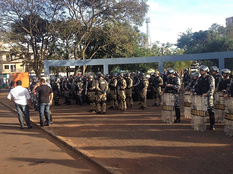 PM e batalhão de choque tensionam protesto contra a morte dos sem-terra, neste sábado (10)