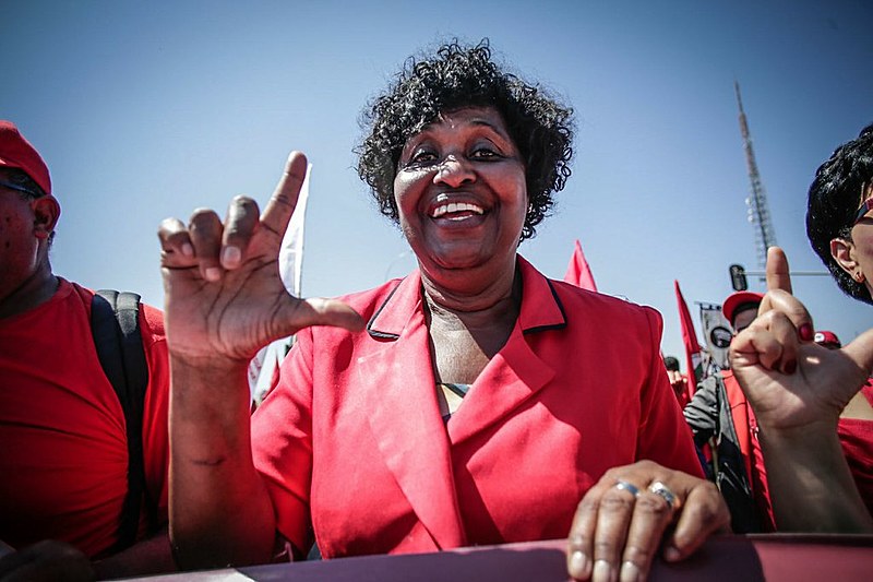 A deputada federal Benedita da Silva (PT/RJ) foi uma das parlamentares que participou da Marcha Nacional Lula Livre nesta terça (14)