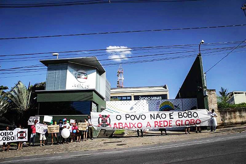 Protesto em frente à sede da emissora em BH nos 50 anos da Globo, em 2015