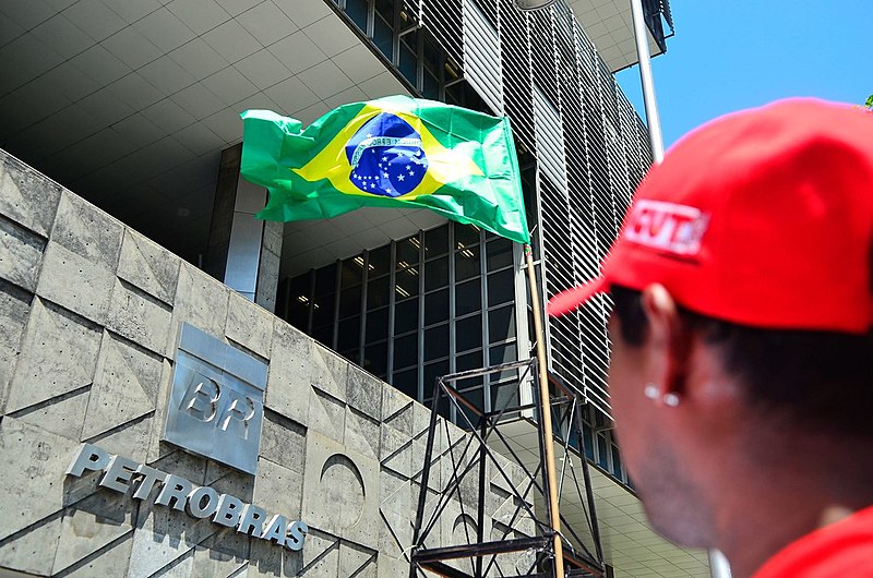 Metalúrgicos fazem protesto em frente à Petrobras, no Centro do Rio