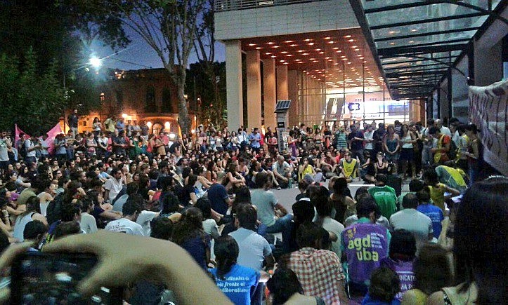 Pesquisadores, docentes e universitários ocupam a sede do Ministério da Ciência argentino desde segunda-feira (19)