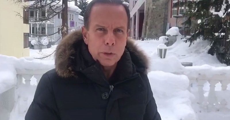Governador eleito aproveita o inverno nos Alpes suíços