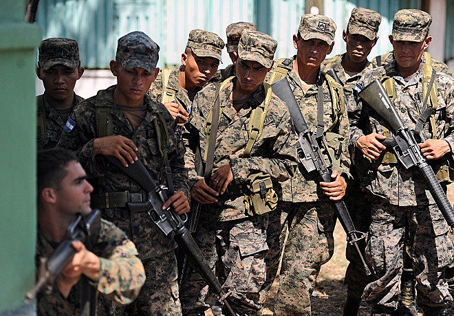 Em foto de 2011, fuzileiro naval dos EUA treina militares hondurenhos