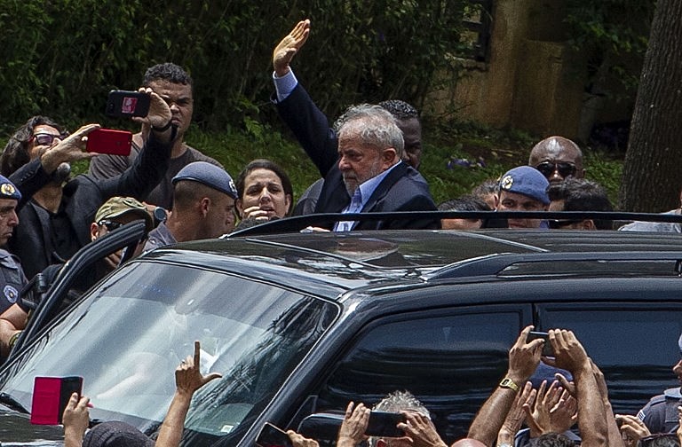 A dor do ex-presidente e de seus familiares era intensa, e por diversas vezes Lula caiu num choro profundo.