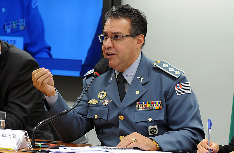 A decisão, segundo Capitão Augusto, foi tomada por simpatia. "Sou amigos [sic] deles", disse