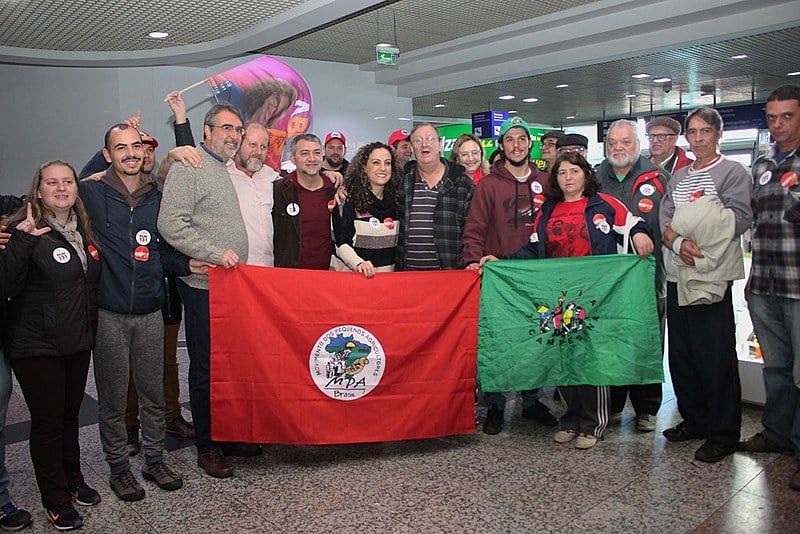 Frei Sérgio Görgen com outros militantes e familiares durante recepção no aeroporto de Porto Alegre (RS) nesta segunda (27)
