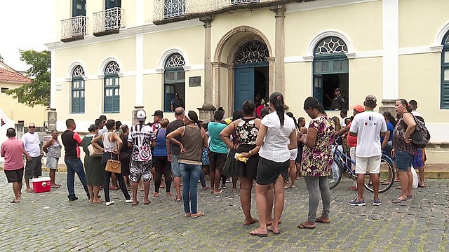 Manifestantes foram até o Palácio dos Governadores, sede da prefeitura, solicitar o pagamento o pagamento do auxílio para famílias