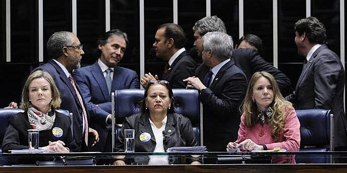 Senadoras durante ocupação da mesa diretora do Senado para impedir votação da reforma trabalhista, em julho de 2017