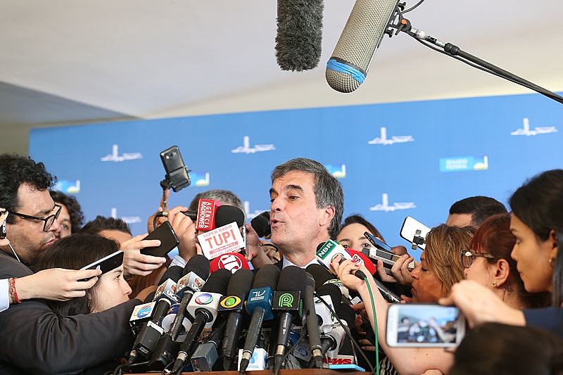 Sei que não é uma discussão simples, porque há uma tese ainda muito forte, embora ultrapassada, de que o Supremo não pode rever processos de impeachment. Isso me parece equivocado