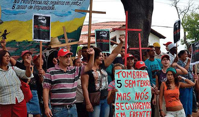 Cinco agricultores foram assassinados, 12 baleados e inúmeras casas, plantações e vidas ficaram arrasadas