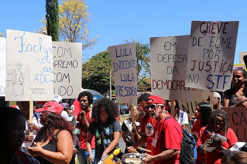 Militantes de movimentos populares durante protesto no CNJ, em Brasília (DF), nesta terça (21)