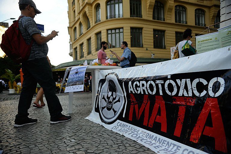 Proposta quer retirar a avaliação dos impactos na saúde e no meio ambiente no processo de aprovação do uso de substâncias químicas