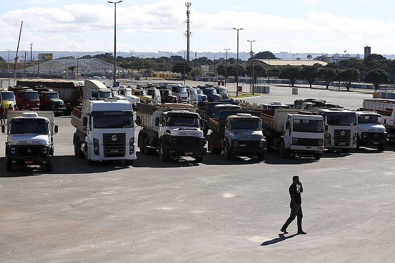 Caminhões estacionados durante a paralisação que afetou o país inteiro