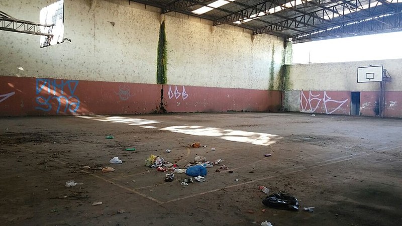 Atrás da escola Albert Schweitzer, um centro cultural está em ruínas, bem como a quadra de basquete da escola há mais de dez anos sem uso, atual depósito de lixo, que incomoda os moradores
