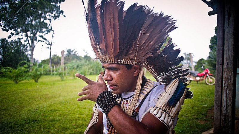Cacique Babau está no PPDDH e relata dificuldades com o programa; na foto, a liderança no documentário Retomada de Leon Sampaio
