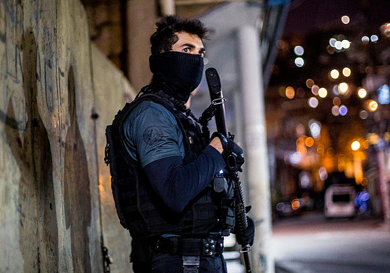A intensificação das operações em favelas no governo de Wilson Witzel (PSC) aumentou o número de mortes provocadas por policiais no Rio