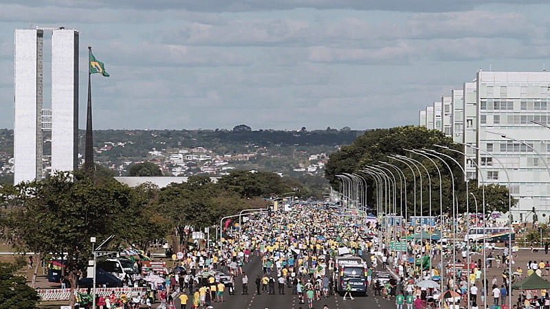 Já Vimos Esse Filme retrata a divisão do país simbolizada pelo muro colocado no gramado da Esplanada dos Ministérios