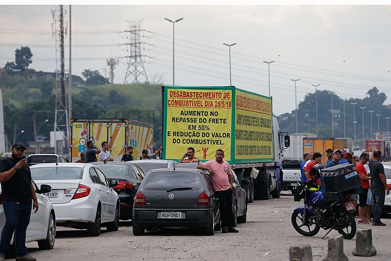 Caminhoneiros protestam contra a alta do diesel na BR-040 no RJ.