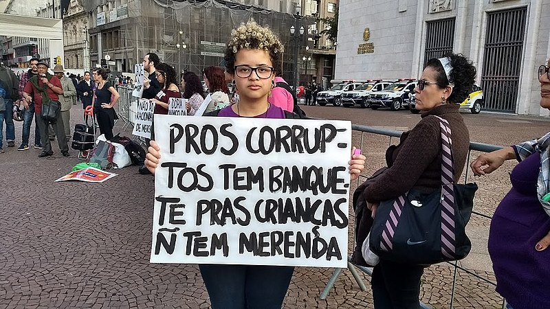Estudante durante protesto contra o racionamento de merenda em São Paulo