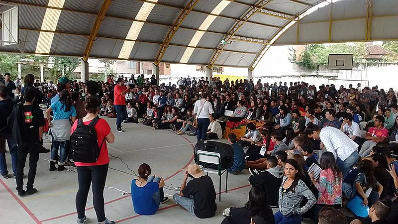 Em reunião realizada no domingo (23), o governo anunciou que diretores e professores que estiverem contribuindo com as ocupações estudantis “responderão processos administrativos ou sindicâncias e poderão ser punidos com afastamentos e até demissões”, conforme notícia divulgada na página do governo