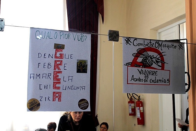 Trabalhadores protestaram contra o prefeito na Câmara de Curitiba